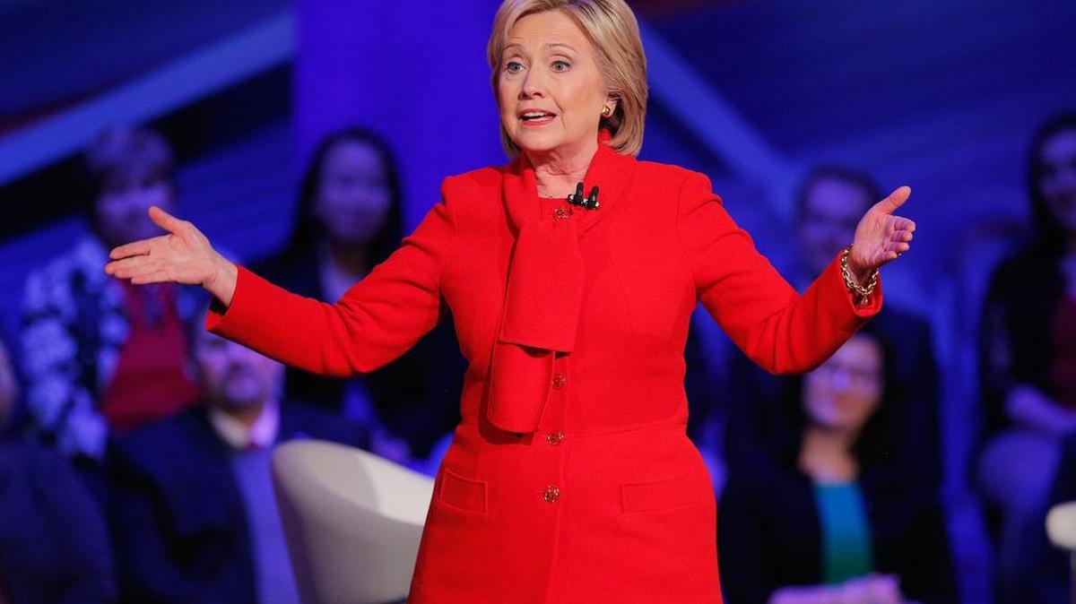 La candidata presidencial demócrata estadounidense Hillary Clinton habla en un foro de la Cadena CNN en la Universidad Drake en Des Moines, Iowa el lunes 25 de enero de 2016.