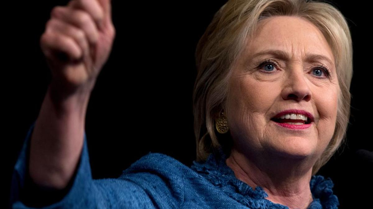 Hillary Clinton , celebra su triunfo contra el “demócrata socialista” Bernie Sanders.