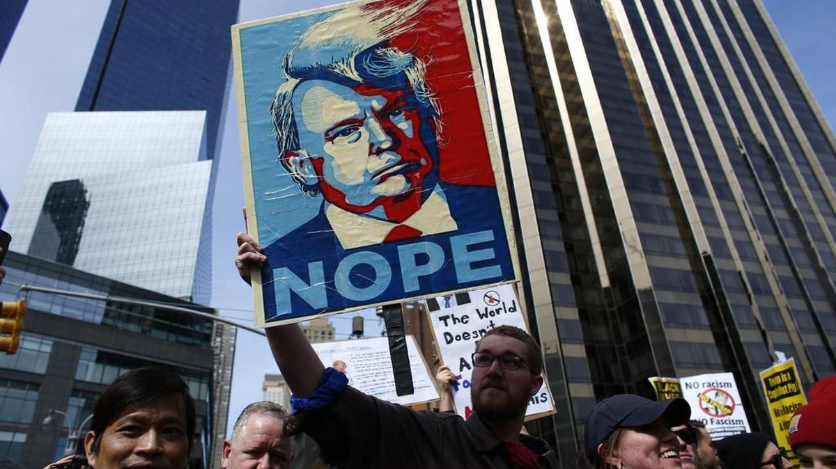 Varios centenares de personas se manifestaron este sábado en Nueva York contra Donald Trump, y denunciaron el racismo y la intolerancia, según ellos, del candidato republicano a la presidencia de Estados Unidos.