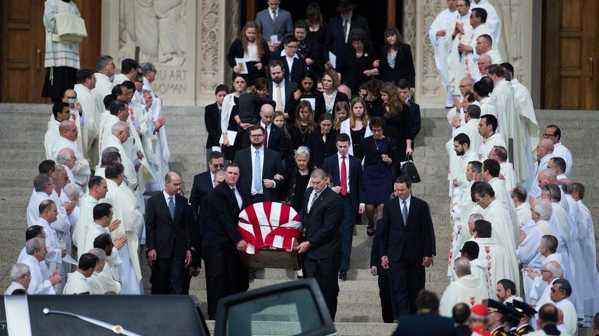 Numerosas personalidades asistieron el sábado a los funerales del juez conservador Antonin Scalia, cuyo deceso abrió la puerta a un proceso de nominación sumamente politizado para ocupar su vacante en la Corte Suprema.