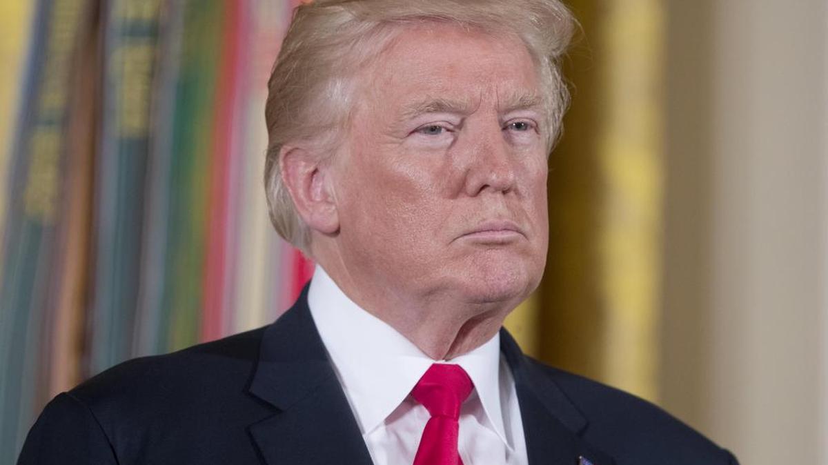 El presidente estadounidense Donald J. Trump asiste a la ceremonia para entregar la Medalla de Honor al ex médico del Ejército de EE. UU. y veterano de la Guerra de Vietnam James McCloughan el lunes 31 de julio de 2017, en el Salón Este de la Casa Blanca, en Washington, DC.