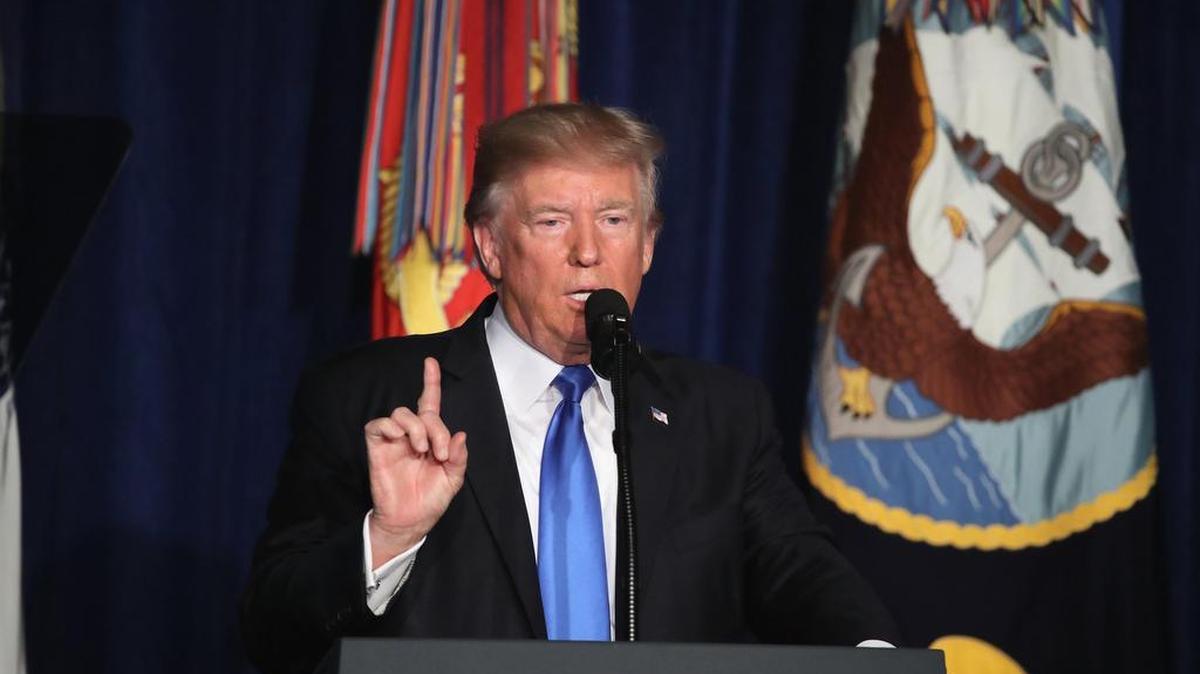 El presidente estadounidense Donald Trump habla el lunes 21 de agosto de 2017 sobre la participación militar estadounidense en Afganistán, desde la base militar de Fort Myer, en Arlington, Virginia.