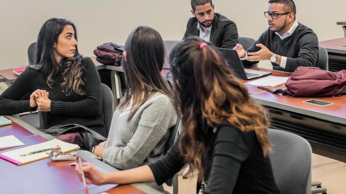 Estudiantes de leyes de Puerto Rico van a clases en el Touro Law Center.