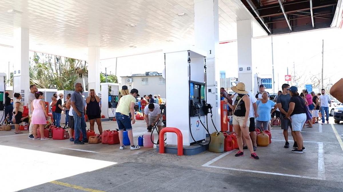 Los puertorriqueños han hecho largas filas en gasolineras para rellenar contenedores con diésel y poner a funcionar sus plantas eléctricas.