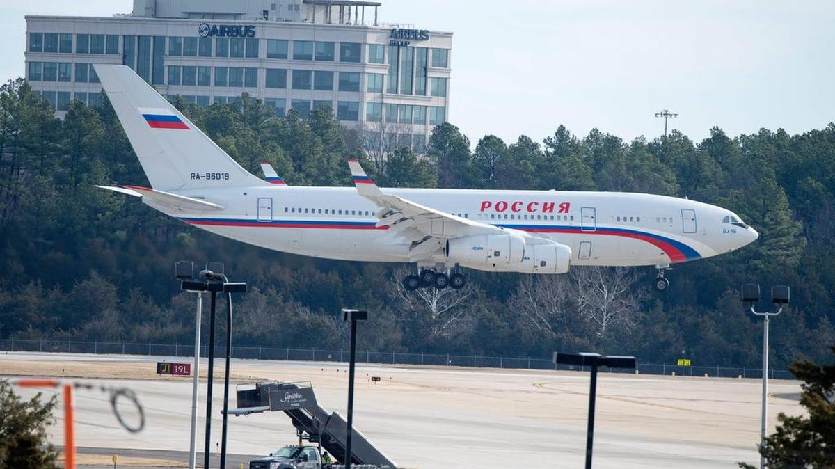 Un avión ruso aterriza en el Aeropuerto Internacional de Dulles el 31 de diciembre de 2016, en Sterling, Virginia, a las afueras de Washington, DC. El vuelo especial llegó para recoger diplomáticos rusos expulsados por el presidente estadounidense Barack Obama como parte de las sanciones impuestas a Rusia por presuntos ciberataques durante las elecciones estadounidenses.