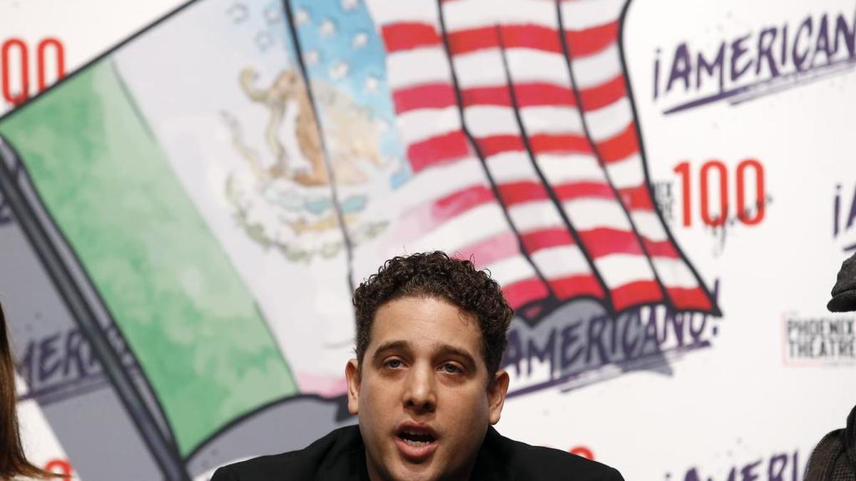 Tony Valdovinos da una conferencia de prensa antes del estreno de un musical basado en su vida, el 22 de enero de 2020 en Phoenix. Valdovinos, un recipiente de DACA, está ayudando a inscribir nuevos votantes para las elecciones presidenciales de noviembre a pesar de que él no puedo votar.