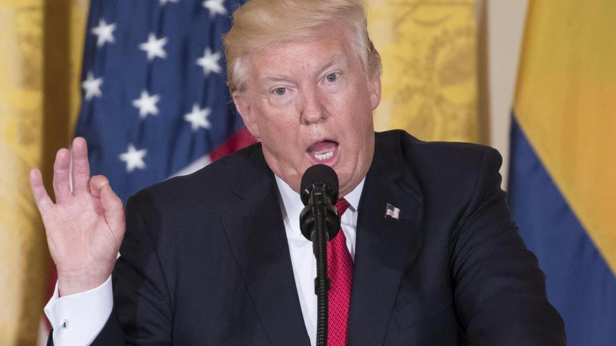 El presidente de Estados Unidos, Donald J. Trump (d), responde la pregunta de un periodista durante una conferencia de prensa conjunta con el presidente de Colombia, Juan Manuel Santos (fuera de cuadro), tras una reunión en la Oficina Oval de la Casa Blanca, el jueves 18 de mayo de 2017, en Washington, DC.