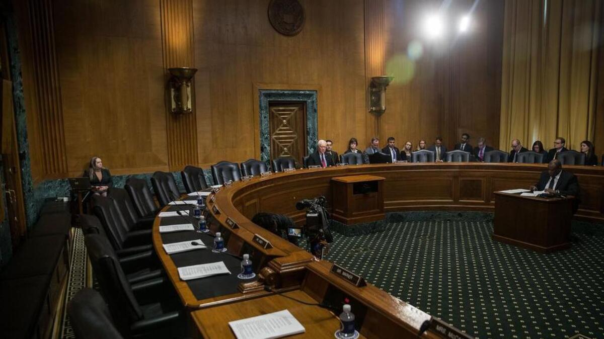 El senador y presidente del comité, Orrin Hatch (R-UT), durante una reunión del Comité de Finanzas del Senado para votar sobre las nominaciones de los nominados al gabinete Tom Price y Steve Mnuchin, en el Capitolio, el 31 de enero, 2017 en Washington, DC. Los demócratas del Senado en el comité no se presentaron para la reunión y están boicoteando a Mnuchin ya los votos del comité de precios.