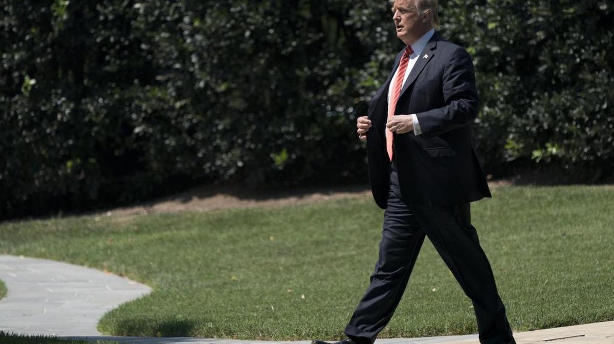 El presidente estadounidense, Donald J. Trump, sube al helicóptero presidencial en la Casa Blanca de Washington D.C (Estados Unidos) el 22 de agosto del 2017.