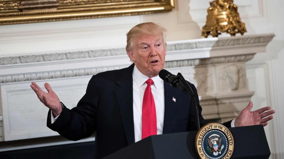 El presidente de los Estados Unidos, Donald Trump, habla con miembros de la Asociación Nacional de Gobernadores y su administración antes de una reunión en el comedor estatal de la Casa Blanca el 27 de febrero de 2017 en Washington, DC.