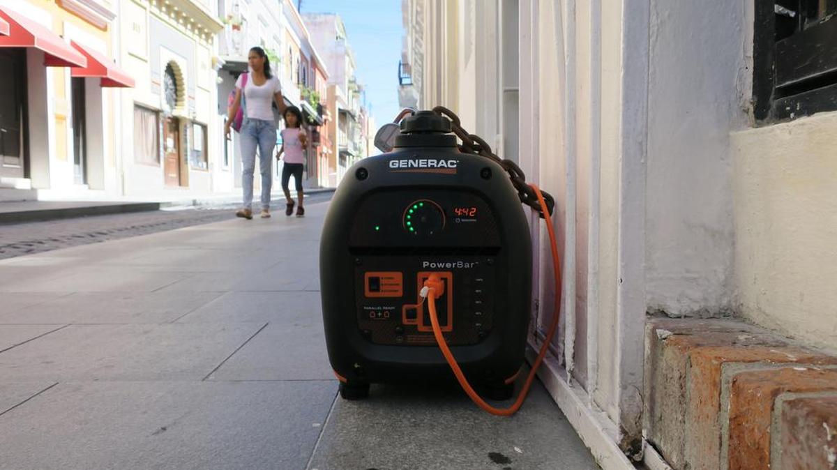 Un generador eléctrico suple de energía a varios locales comerciales el miércoles 1 de noviembre de 2017, en el viejo San Juan (Puerto Rico), debido a la falta del servicio eléctrico.