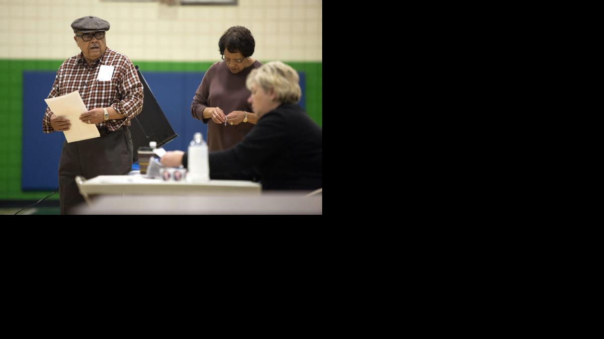 
Gloria Luisa Robles Flores, de 73 años, exhibe su comprobante de votacion en un centro de votación en Montecito Heights, California. Además de escoger a sus representantes en el Legislativo, los votantes también ejercen de legisladores con la votación de 146 propuestas, muchas impulsadas por los propios ciudadanos sobre cuestiones tan dispares como la legalización de la marihuana o el aumento del salario mínimo. Para Robles Flores, natural de Ciudad de México, los mariachis pusieron el toque de música que distingue a los inmigrantes. "Los inmigrantes traemos grandes cosas, por eso debemos votar, para ver si aprueban la reforma migratoria y ya no hay más separaciones", destacó.

