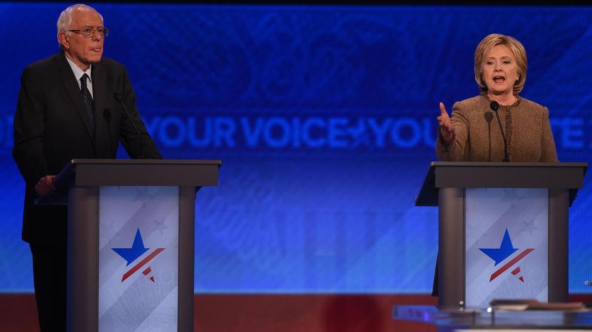 Los precandidatos demócratas Bernie Sanders y Hillary Clinton en el debate televisado este sábado desde Manchester, New Hampshire.