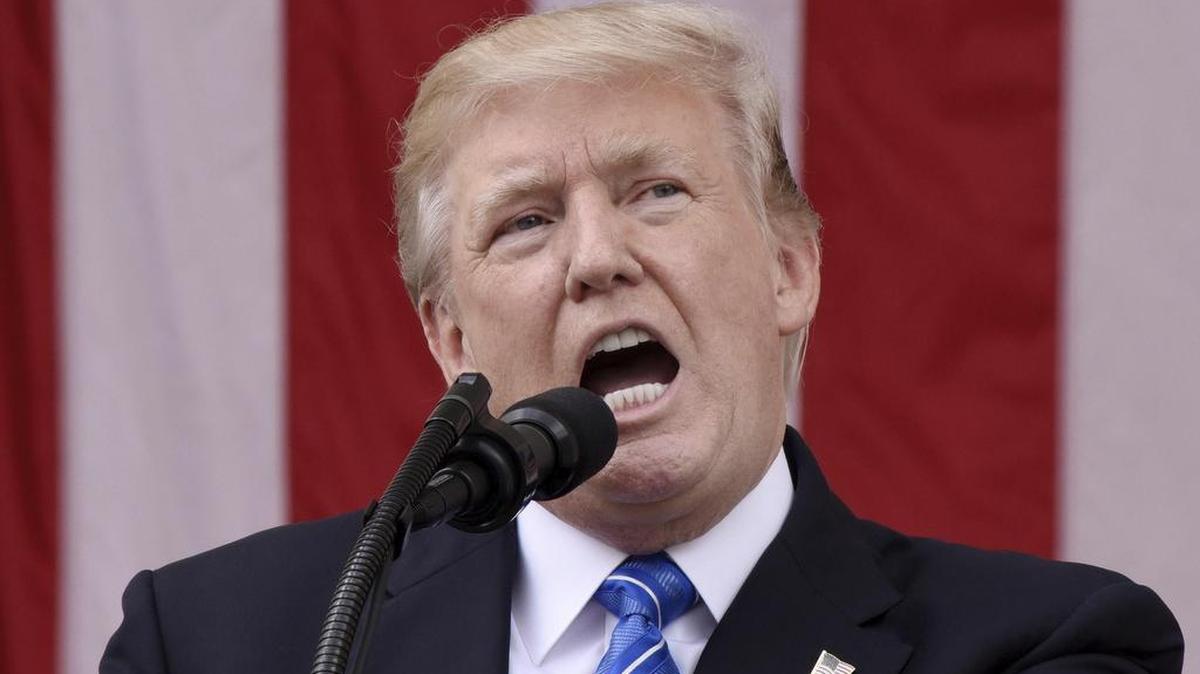 El presidente de los Estados Unidos, Donald Trump, da un discurso durante la ceremonia de la ofrenda floral a los militares fallecidos en combate con motivo del Día de los Caídos, en el cementerio nacional de Arlington, Virginia el 29 de mayo de 2017.