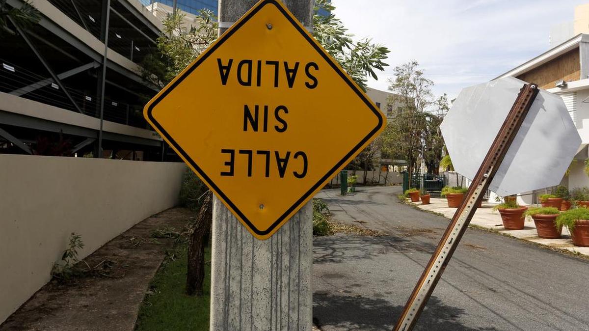 Vista de un cartel al revés hoy, viernes 22 de septiembre de 2017, a dos días del paso del huracán María, en San Juan (Puerto Rico).