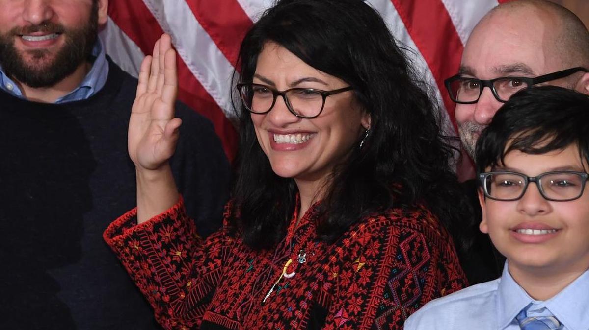 En esta foto de archivo tomada el 3 de enero de 2019, la Representante de la Cámara de Representantes de los Estados Unidos, Rashida Tlaib, participa en una ceremonia de juramento al inicio del 116º Congreso en el Capitolio de los Estados Unidos en Washington, DC.