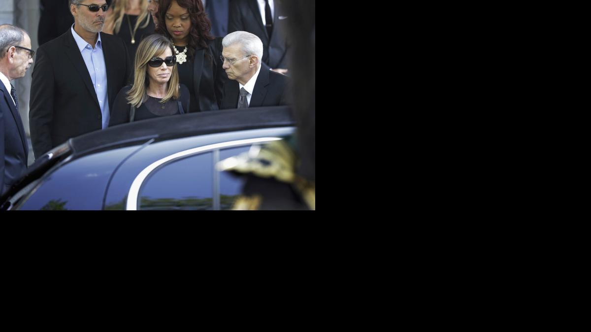 <cutline_leadin>Melissa Rivers</cutline_leadin> (cen.) a la salida del funeral de su madre, la comediante Joan Rivers, en el Templo Emanu-El de<252>Nueva York, este domingo. Rivers murió a la edad de 81 años el 4 de septiembre.