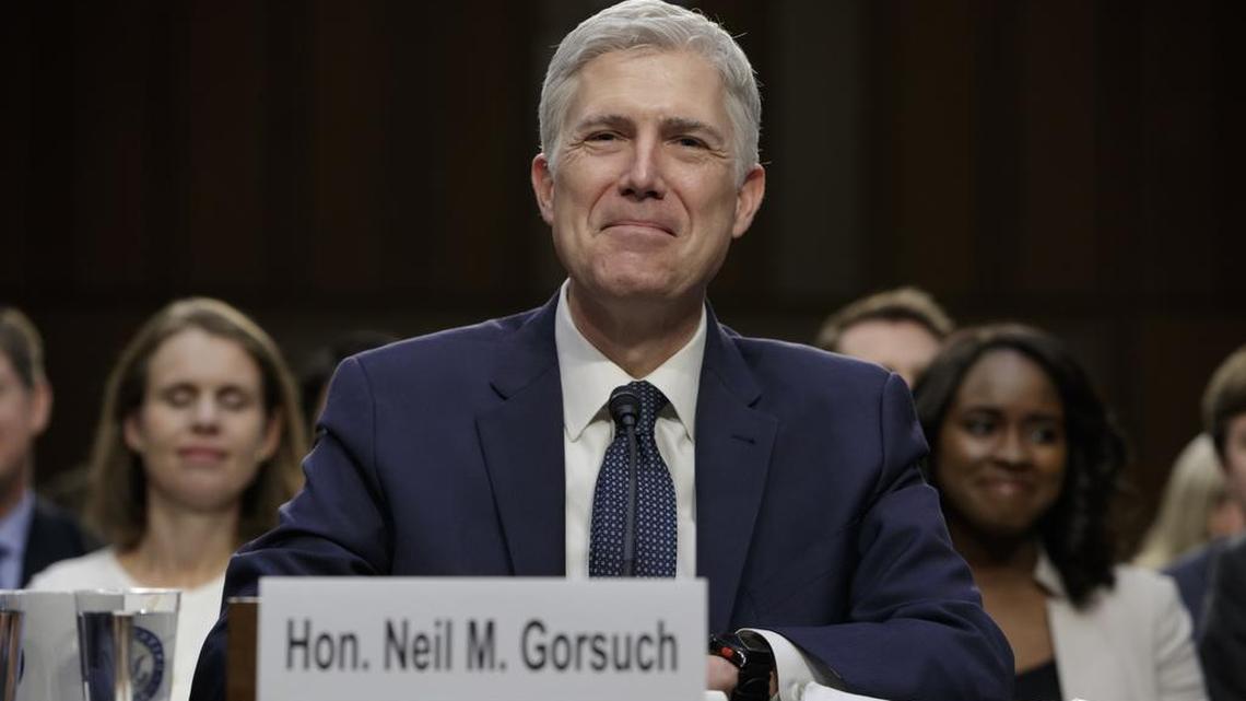 Neil Gorsuch se prepara para su testimonio de confirmación a la Corte Suprema, en el Congreso este miércoles.