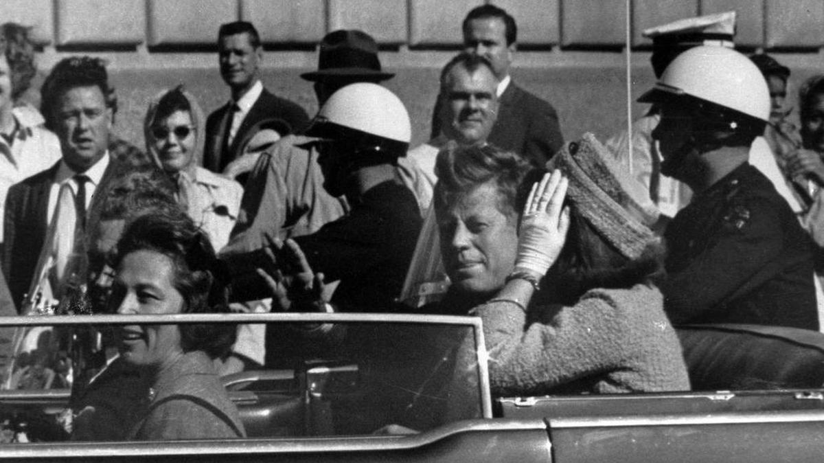 El presidente John F. Kennedy viajando en una caravana aproximadamente un minuto antes de que le dispararan en Dallas, Texas, el 22 de noviembre de 1963.