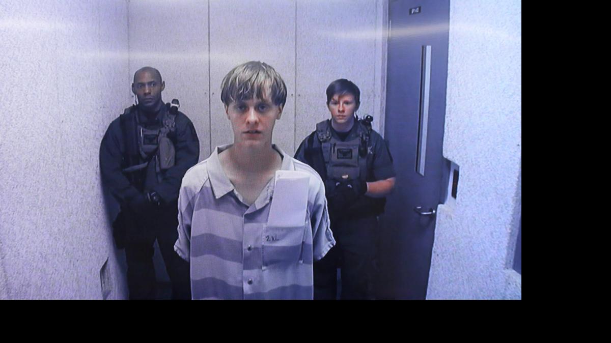 
La policía de Charleston, Carolina del Sur, anunció que Dylann Roof, de 21 años, está acusado de nueve cargos de asesinato y otro de posesión de arma de fuego para cometer un crimen violento.
