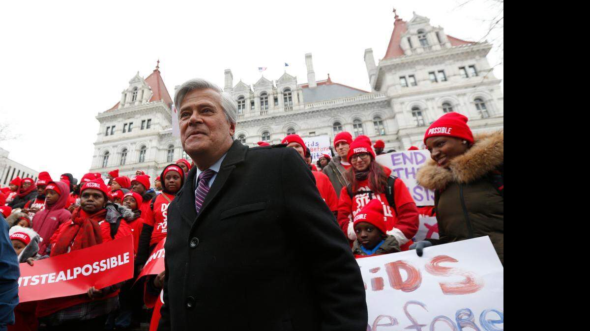 
El líder de la mayoría republicana en el Senado estatal de Nueva York, Dean Skelos (cen.), y su hijo Adam están siendo investigados por fiscales federales y por el FBI por un posible caso de corrupción. Foto de archivo

