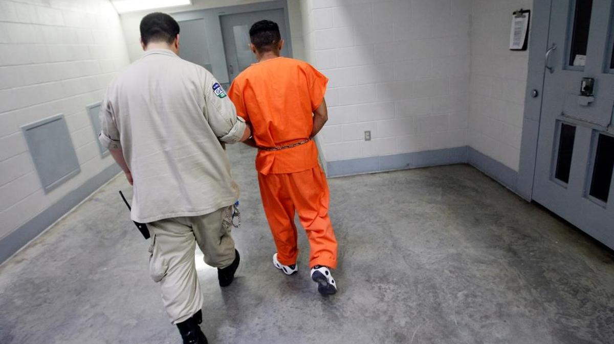La información proporcionada por un guardia penitenciario generó el mayor caso federal en la historia de Maryland: 80 personas.