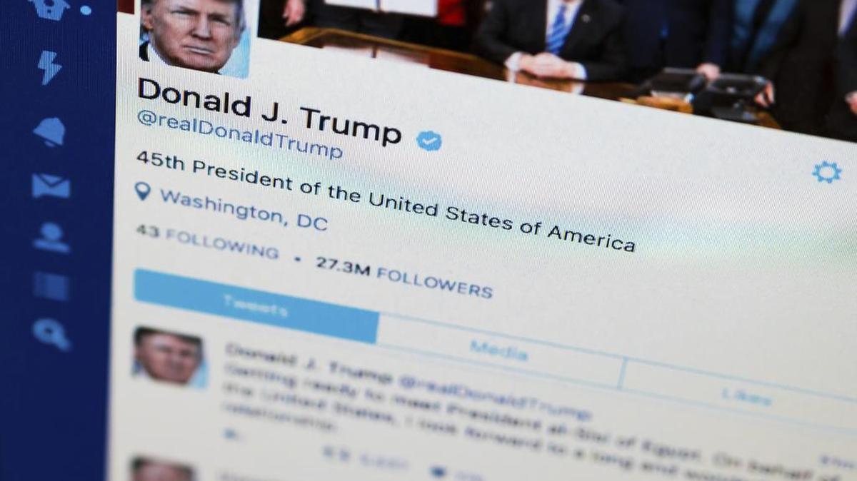 Foto del 3 de abril de 2017 muestra el feed de Twitter del presidente Donald Trump en una pantalla de computadora en Washington.