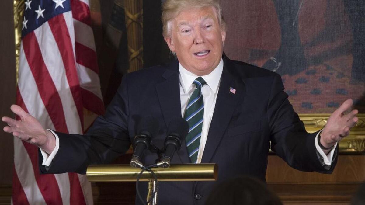El presidente estadounidense Donald Trump habla durante el almuerzo de los Amigos de Irlanda para la visita del Taoiseach de Irlanda Enda Kenny en el Capitolio de los Estados Unidos en Washington, DC, 16 de marzo de 2017.