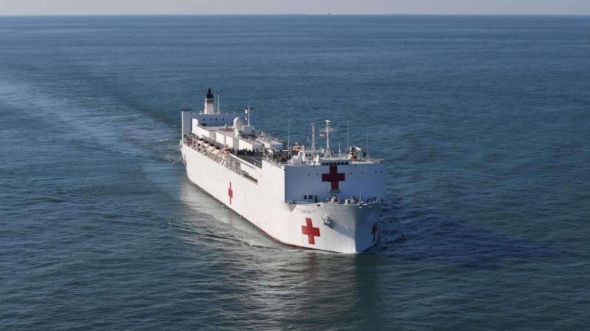 La nave de hospital del comando militar del sealift USNS Comfort parte de la estación naval Norfolk en Virginia el 29 de septiembre de 2017, para apoyar operaciones de ayuda humanitaria en Puerto Rico.