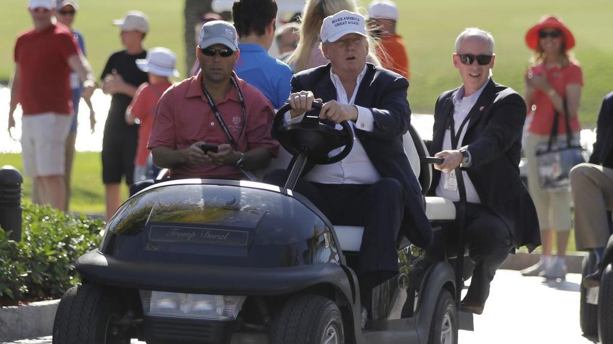 El entonces candidato presidencial Donald Trump se traslada en un carrito de golf para ver la final del torneo Cadillac Championship en Doral, Floirda, el 6 de marzo de 2016.