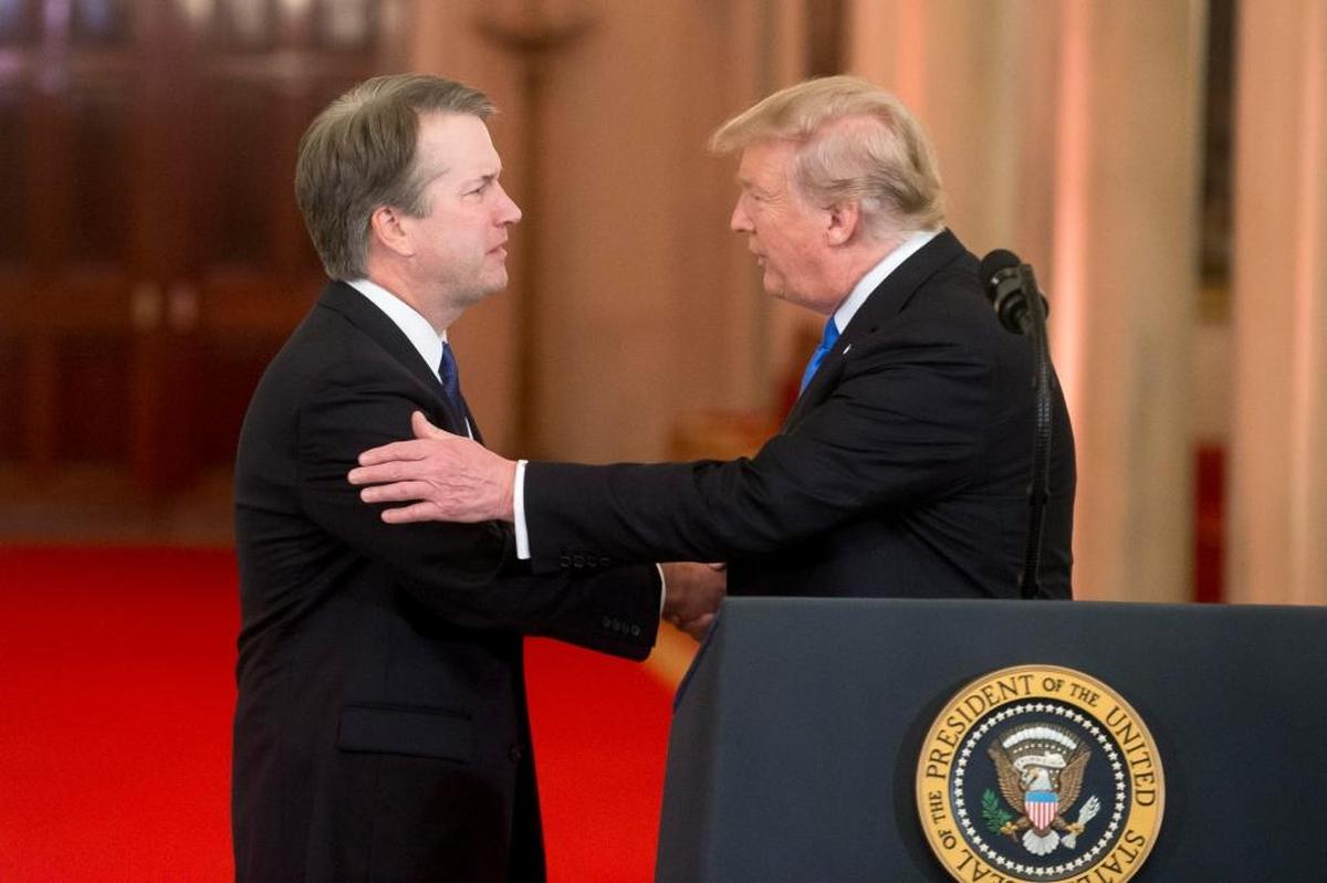 MRX01. WASHINGTON, DC (ESTADOS UNIDOS), 09/07/2018.- El presidente estadounidense, Donald J. Trump (d), anuncia al juez de la corte federal de apelaciones Brett Kavanaugh (i) como su candidato para reemplazar al juez retirado de la Corte Suprema Anthony Kennedy, hoy, lunes 9 de julio de 2018, en el Salón Este de la Casa Blanca en Washington, DC (EE. UU.). Trump nominó hoy al juez conservador Brett Kavanaugh para cubrir la vacante de magistrado del Tribunal Supremo abierta tras el anuncio de jubilación del derechista moderado Anthony Kennedy. Kavanaugh es juez del Tribunal de Apelaciones del Circuito para el Distrito de Columbia, en Washington, desde 2006 y destaca por sus vínculos con las Administraciones de la familia Bush. EFE/MICHAEL REYNOLDS