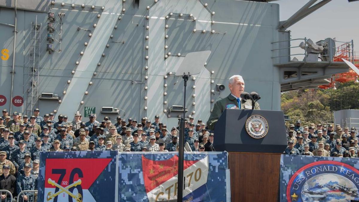 El vicepresidente de los EEUU Mike Pence se dirige a los miembros del servicio en la cubierta de vuelo del portaaviones Ronald Reagan el 19 de abril de 2017 en Yokosuka, Japón.