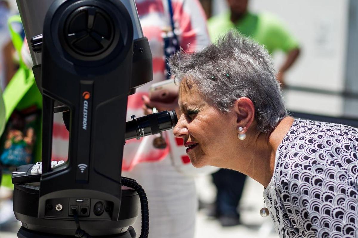 Cristina Mejía observa el eclipse en el Museo de Ciencias Phillip y Patricia Frost el lunes 21 de agosto de 2017.