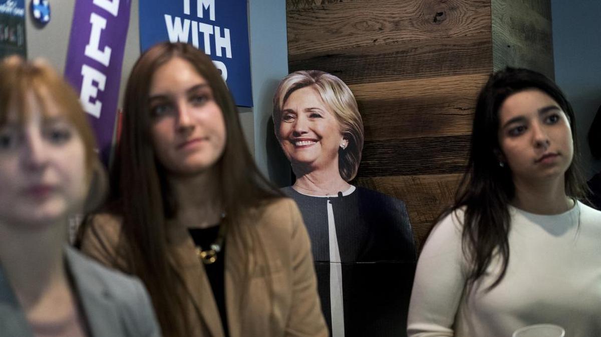 Un recorte de cartón de Hillary Clinton aparece junto a un panel de mujeres que se postularon para un cargo en Filadelfia, el 13 de octubre de 2018.