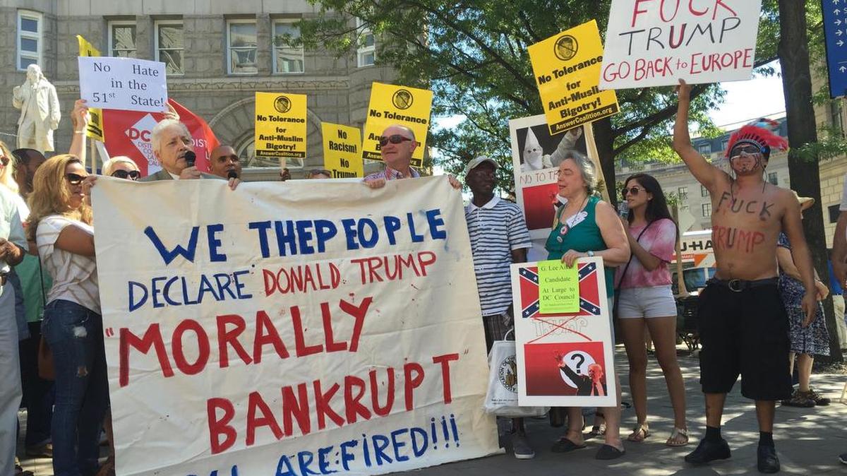 Un centenar de personas se concentró el 28 de agosto de 2016, frente al nuevo hotel del candidato republicano a la Casa Blanca, Donald Trump, en la capital estadounidense para protestar contra "su discurso de odio e intolerancia" coincidiendo con el 53 aniversario de la Marcha sobre Washington por la igualdad racial.