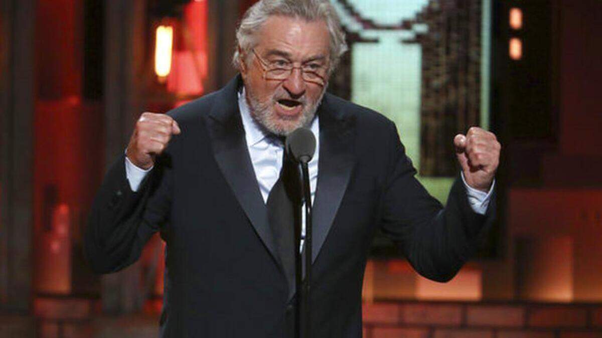 Robert De Niro presenta la actuación de Bruce Springsteen en la 72da entrega anual de los Premios Tony, el domingo 10 de junio del 2018 en el Radio City Music Hall en Nueva York.
