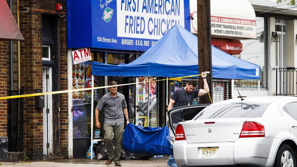 Oficiales de policía y agentes del FBI hablan recogen evidencias en el establecimiento First American Fried Chicken perteneciente a la familia de Ahmad Khan Rahami, quien fue arrestado luego de un tiroteo, el lunes 19 de septiembre de 2016, en Linden.