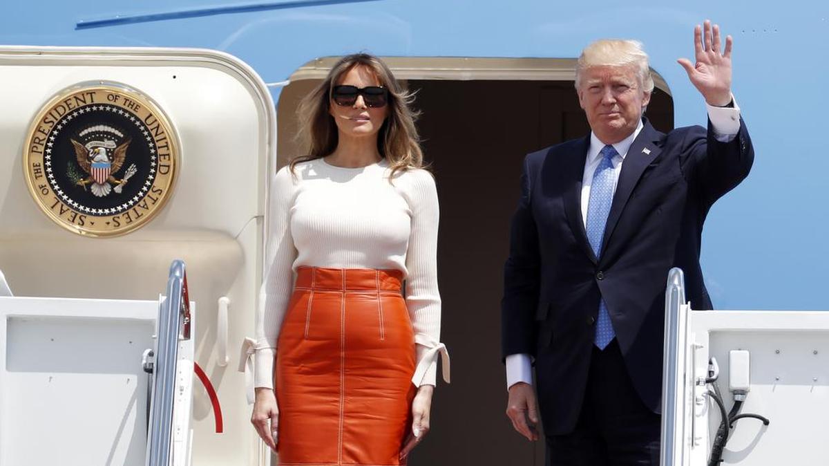 El presidente Donald Trump, junto a la primera dama Melania Trump, saludan antes de abordar el el Air Force One en la base aérea de Andrews este viernes.