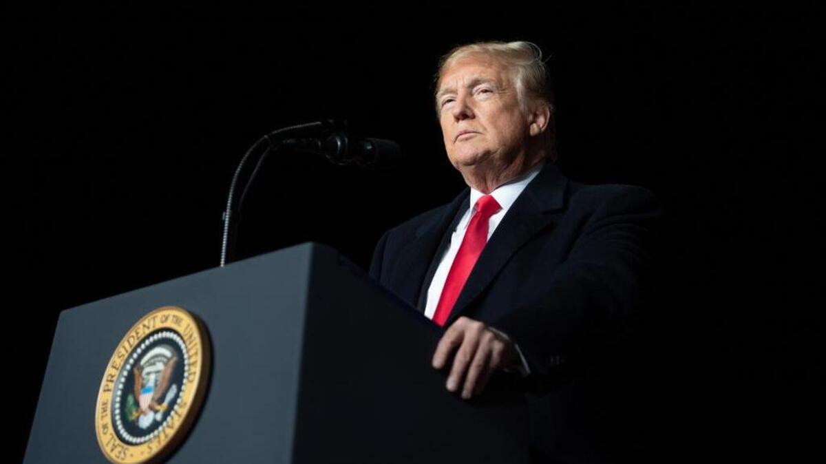 El presidente de los Estados Unidos, Donald Trump, habla durante un mitin de campaña en el aeropuerto central de Wisconsin en Mosinee, Wisconsin, el 24 de octubre de 2018.