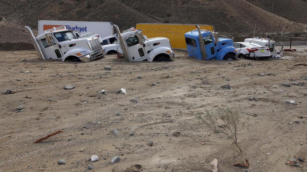 
Cientos de automovilistas se vieron obligados a abandonar sus coches debido a las inundaciones y la riada de lodo que taponó la Ruta 58, donde quedaron atrapados 115 vehículos y 75 camiones, y que todavía continúa cerrada al tráfico.
