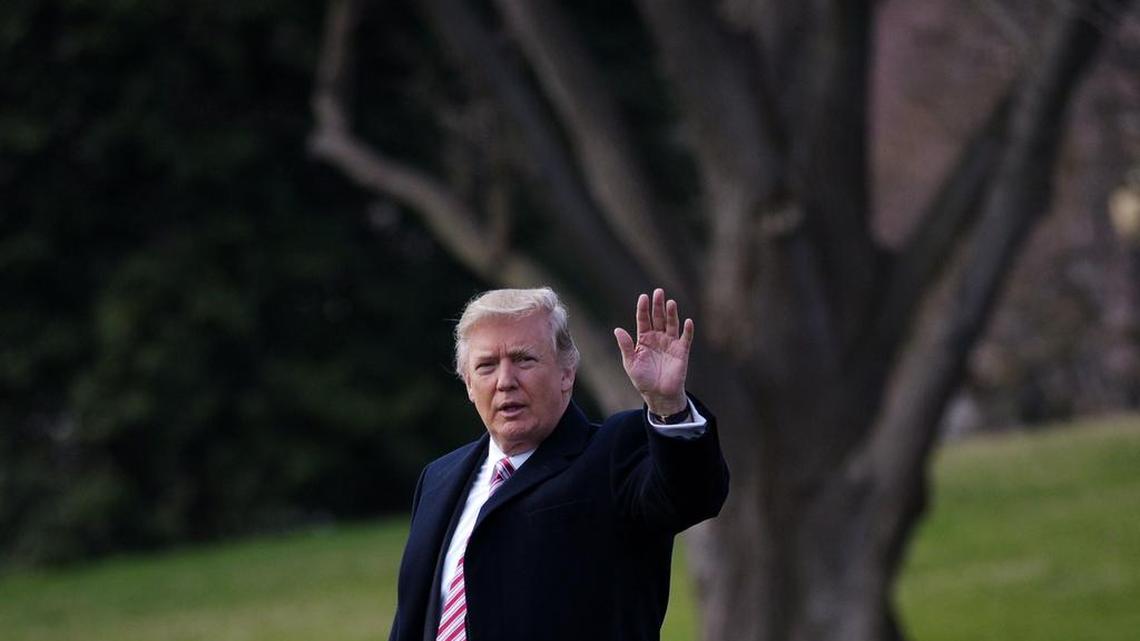 El Presidente de los Estados Unidos, Donald Trump, saluda antes de abordar Marine One en los jardines de la Casa Blanca el 2 de marzo de 2017.