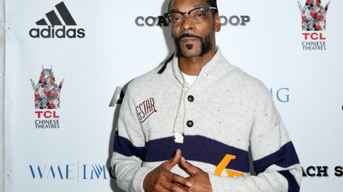 El rapero Snoop Dogg llega a la presentación de la película “El entrenador Snoop”, en Los Ángeles.