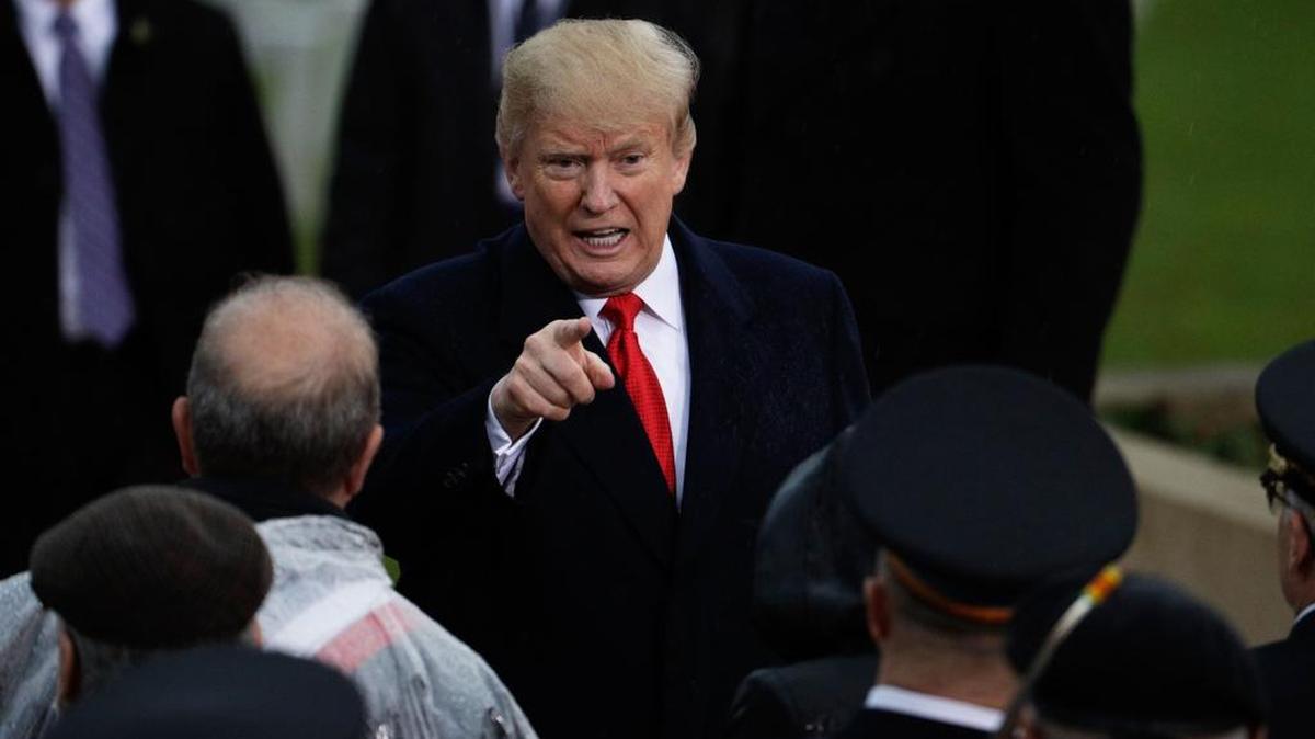El presidente de los Estados Unidos, Donald Trump, gesticula mientras participa en una ceremonia en los Estados Unidos en el Cementerio Americano de Suresnes, en las afueras de París, el 11 de noviembre de 2018.