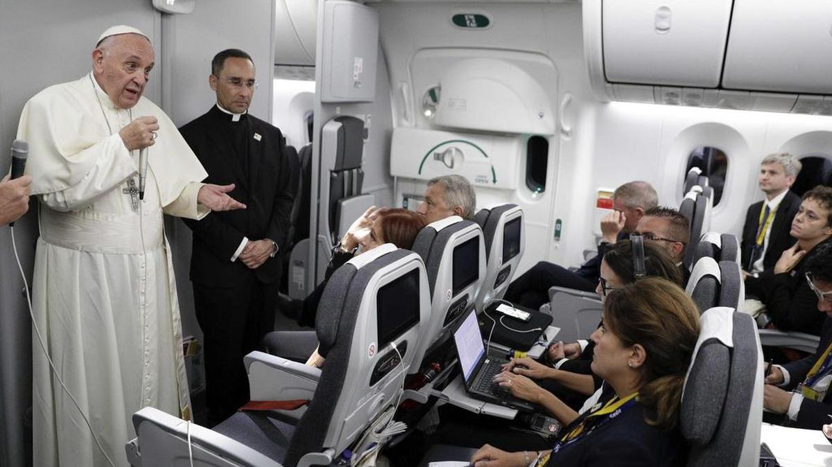 El Papa Francisco conversa este lunes con varios periodistas a bordo del avión papal de regreso a Roma, tras su visita a Colombia.