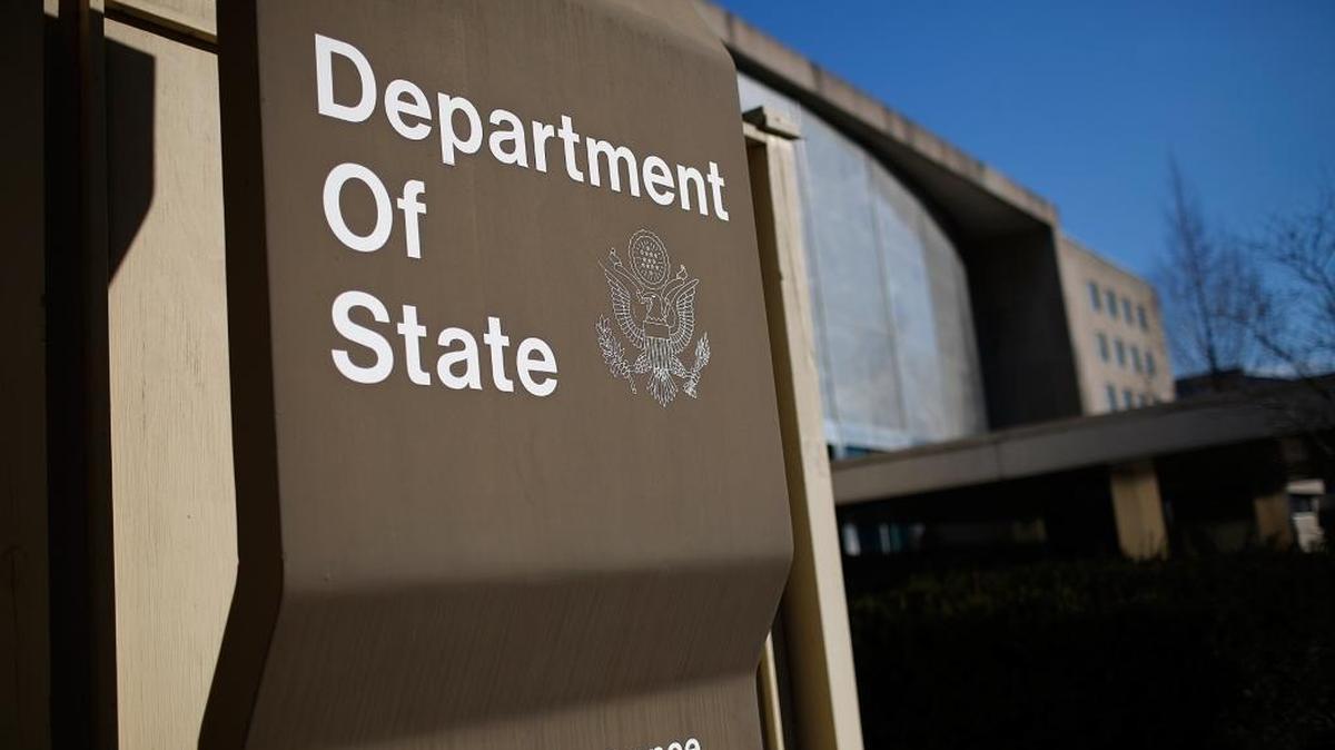 Un grupo de diplomáticos presentaron un documento en el Departamento de Estado para protestar contra el veto temporal impuesto por el presidente Donald Trump a la entrada al país de personas de siete naciones de mayoría musulmana.