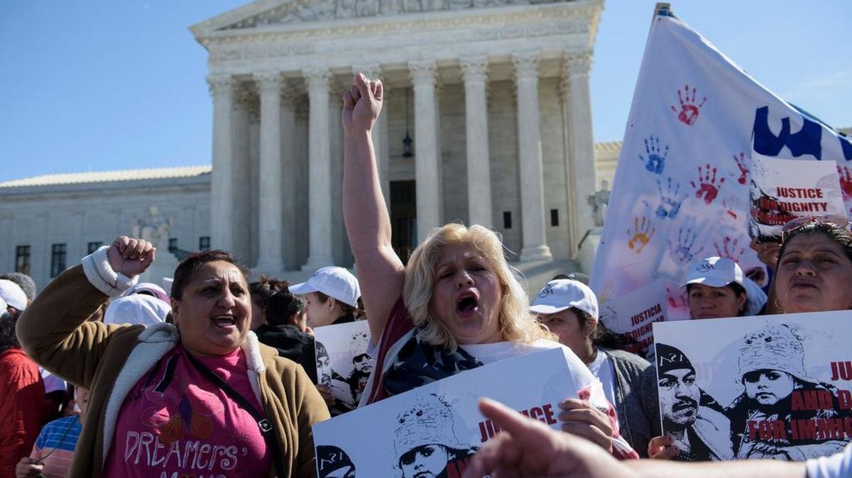 “Las familias no tienen fronteras” y “paren las deportaciones” son algunas de las consignas que figuran en las pancartas que se agolpan frente a las puertas del Supremo.