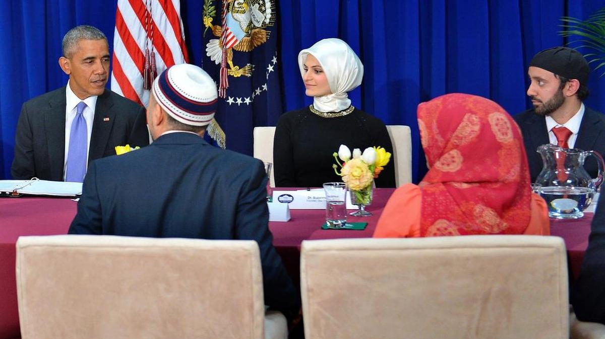 El presidente Barack Obama participa en una mesa redona com miembros de la comunidad musulmana durante una visita a Baltimore el 3 de febrero del 2016.