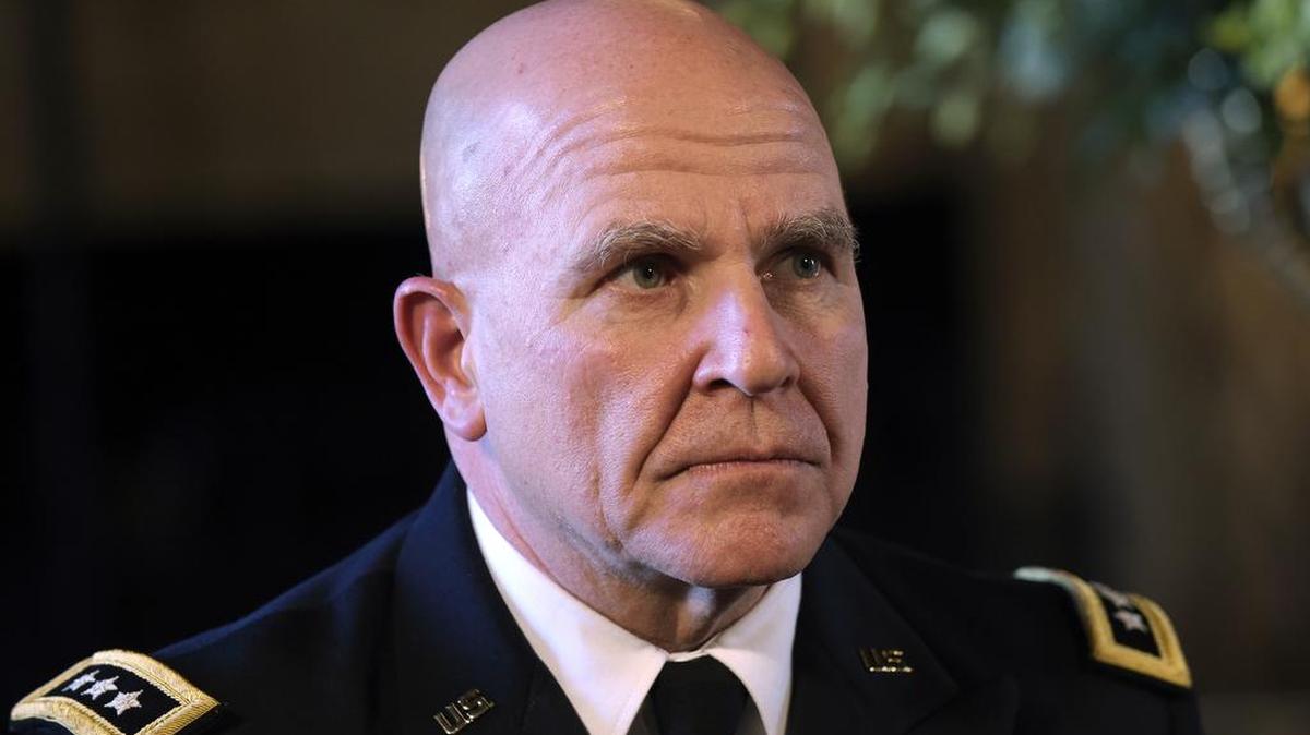 Foto de archivo del 20 de febrero de 2017, el teniente general del Ejército, HR McMaster, escucha al presidente Donald Trump hacer el anuncio en la finca Mar-a-Lago de Trump en Palm Beach, Florida, de que McMaster será el nuevo Consejero de seguridad nacional.
