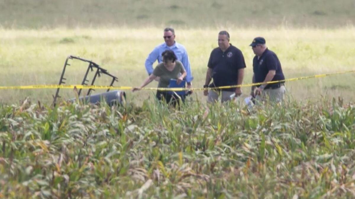 Investigadores en la escena del tráfico suceso ocurrido en Texas y que causó la muerte a 16 personas.
