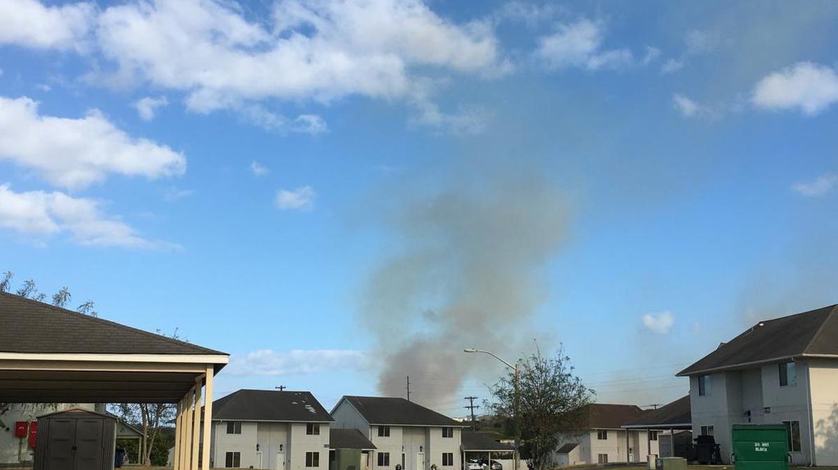 El humo de los incendios se podía ver por encima de las casas de la base de EEUU en Guantánamo el 22 de febrero del 2018.